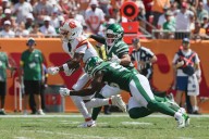 Deadspin | Jets' Sauce Gardner (head), Quincy Williams (shoulder) hurt vs. Bucs