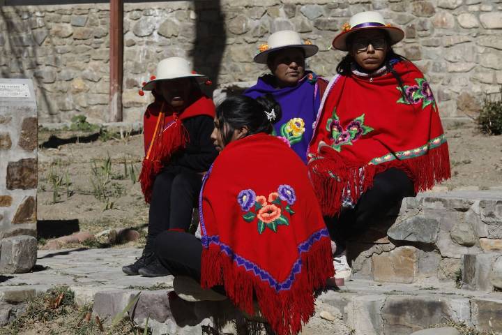En las nubes. El tranquilo pueblo suspendido en el tiempo que seduce con sus colores vibrantes y su cultura