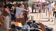 La feria de Elvas se llena de público pacense: la loza más cara, pero mejores ventas