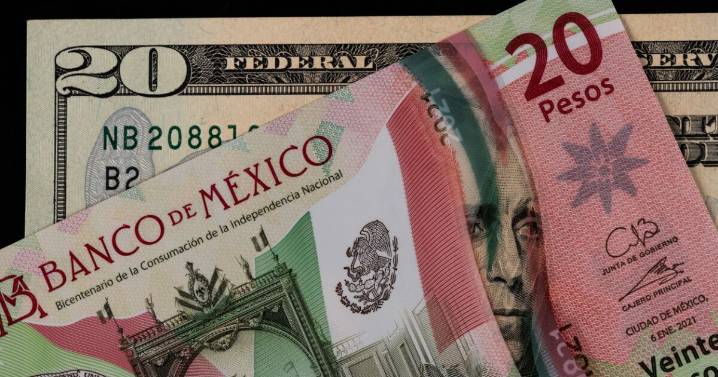 El peso retrocede desde su mejor nivel en más de un año