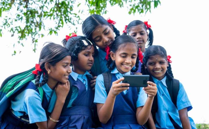 Himachal Pradesh imposes complete mobile phone ban during school hours