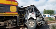 Camión de pasajeros es embestido por tren en Comonfort: Se reportan 5 fallecidos y varios lesionados