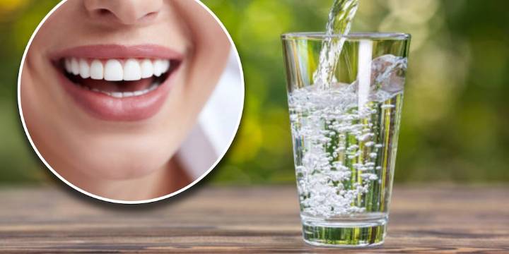 Beber agua es la clave para mantener una sonrisa saludable, esto explica la ciencia