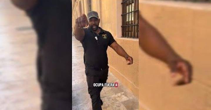 Así tratan de desalojar en Almería a un "okupa con mucha jeta"