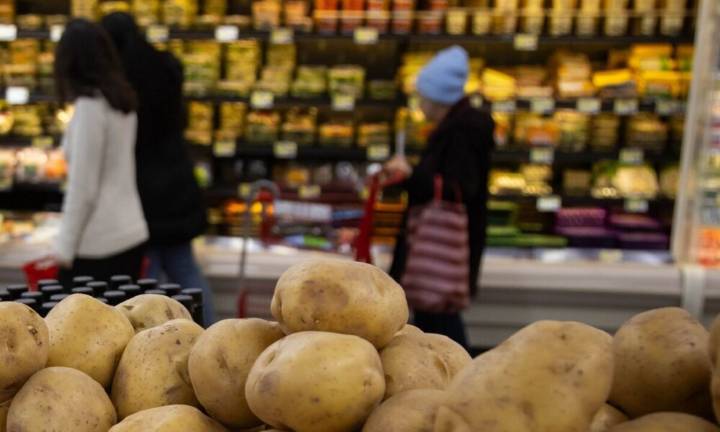 Baja la pobreza, pero el consumo no repunta: tres consultoras analizan qué produce esa grieta