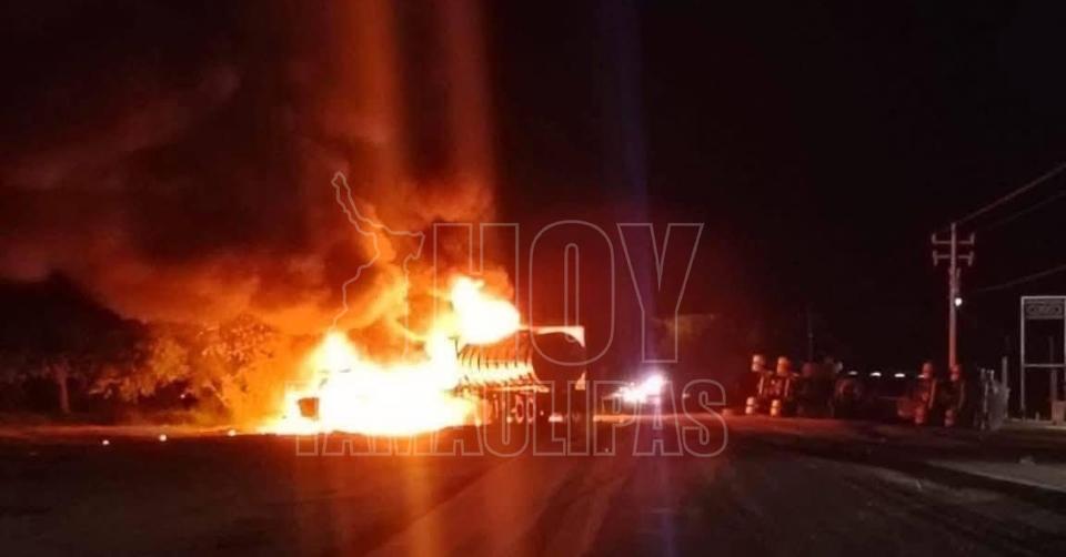 Choque entre pipas provoca incendio en el Libramiento Manuel