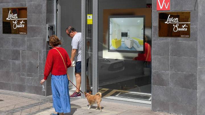 Los grupos del ‘cuatripartito’ limitan aún más el número de viviendas vacacionales en los municipios canarios