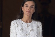 El vestido más romántico de la reina Letizia es blanco, de novia, con falda de vuelo y se lleva con tacones kitten