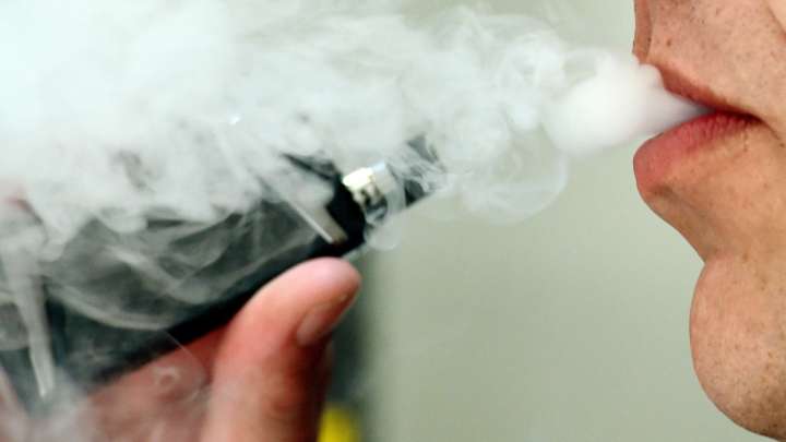 Vaper: el perfil del adulto que busca sabores afrutados para dejar de fumar