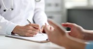 Dan consultas médicas a miles de migrantes