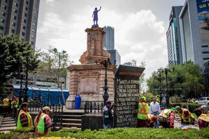 Colectivas denuncian retiro de vallas de Glorieta de Mujeres que Luchan; fue momentáneo dice Gobierno CDMX y reinstalan