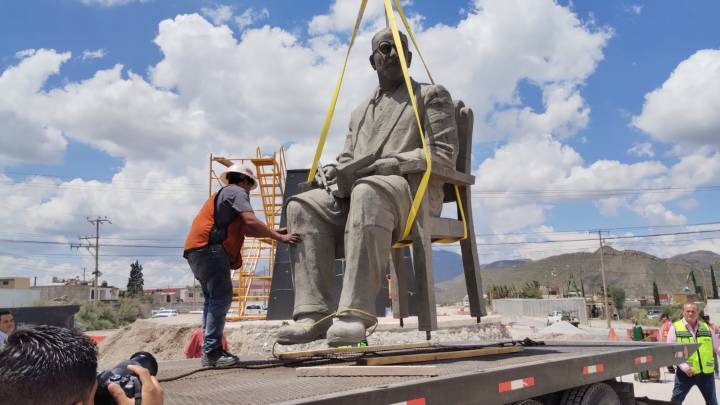 Retiran estatua de don Vito Alessio Robles, será restaurada para colocarla en su nuevo pedestal