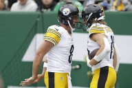 Aaron Rodgers debuta con cuatro touchdowns y Steelers vencen a Jets en duelo cardíaco