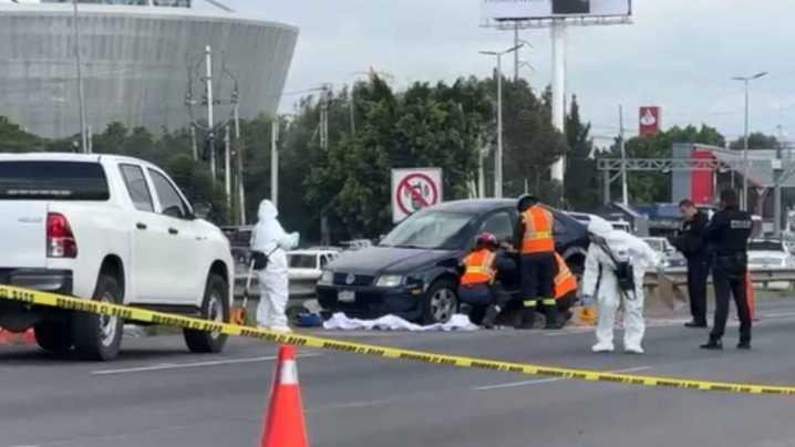 Conductor Arrolla a Dos Trabajadores en Querétaro; Uno Pierde la Vida