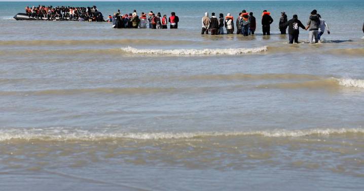 Hallan cuerpo de joven migrante en playa francesa mientras aumentan cruces hacia el Reino Unido