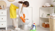 Lo hacen todas las limpiadoras y tiene sentido: la mezcla para que tu baño quede impoluto en minutos