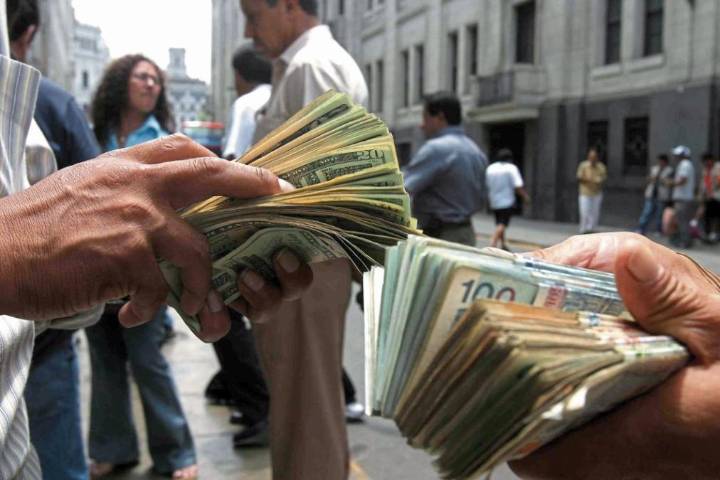 Dólar sube con cautela ante demanda local y señales de la Fed