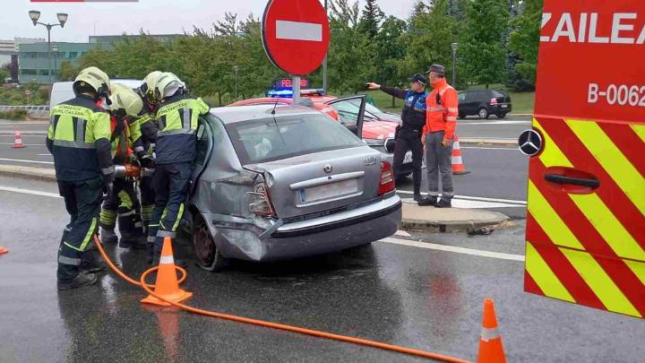 Una joven herida tras un accidente en una de las salidas con más tráfico de Pamplona