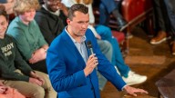 Medios revelan la identidad del presunto asesino de Charlie Kirk