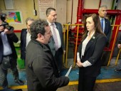 Trabajadores repudiaron despidos durante una visita de Villarruel a una fábrica de neumáticos