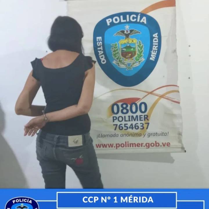 Mujer es detenida por presunto espionaje frente a la Fiscalía en Mérida