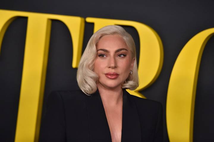 Lady Gaga se baña en pintura para promover su más reciente línea de cosméticos