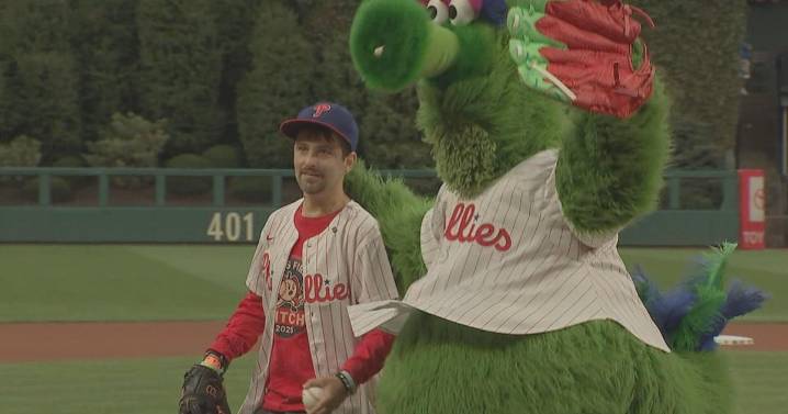 Bucks County man throws out first pitch at Philadelphia Phillies game after double lung transplant