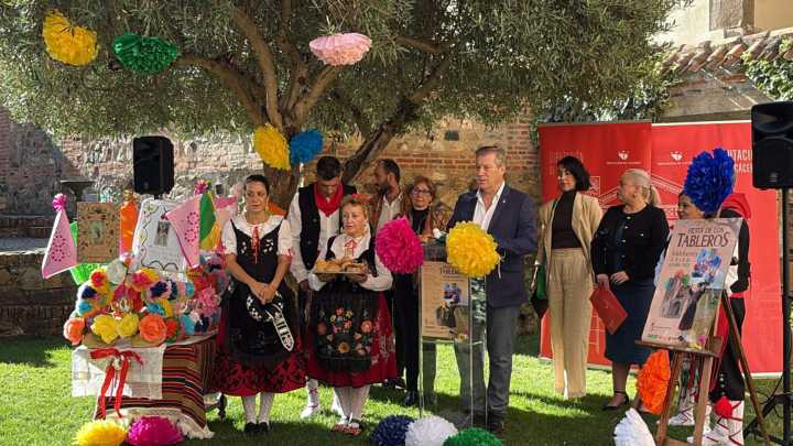 Valdefuentes celebra su fiesta de Los Tableros con 6.000 flores decorando sus calles