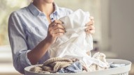 El truco definitivo para que tu ropa blanca recupere el color y deje de estar manchada y amarilla