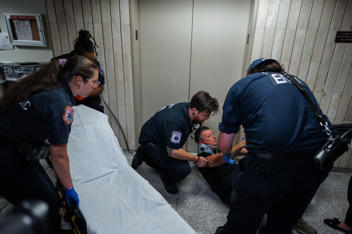 Agentes federales empujan a periodistas en corte de inmigración en NY; uno es hospitalizado