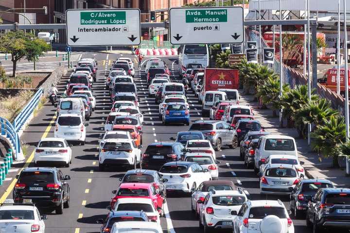 Descarga nocturna y más plazas para los transportistas: medidas para reducir el tráfico en Santa Cruz