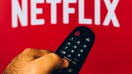 La miniserie basada en famosa novela que ha triunfado en Netflix; está ambientada en el comienzo del franquismo