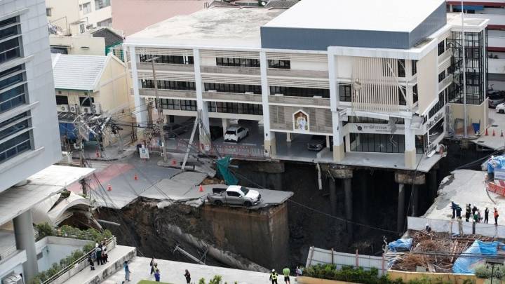 Así es el mega socavón de Tailandia que casi derriba hospital