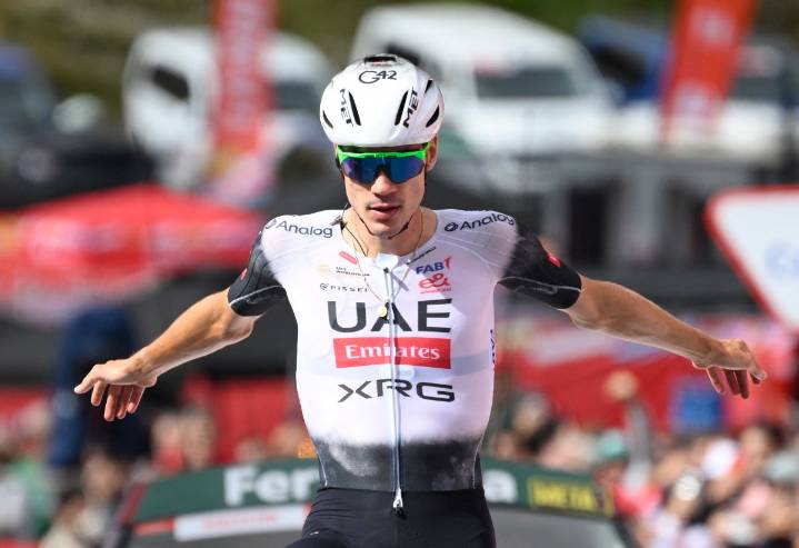 Ayuso gana etapa 12 de la Vuelta a España, Vingegaard sigue líder