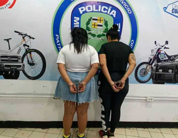 Presas dos mujeres por desarmar a un funcionario