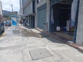 Persistente bote de aguas negras en calle Miquilen de Los Teques pone en riesgo a peatones