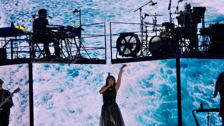 El incendio de Lugo pasa factura a Eva Amaral: sufre una "crisis respiratoria" en pleno concierto