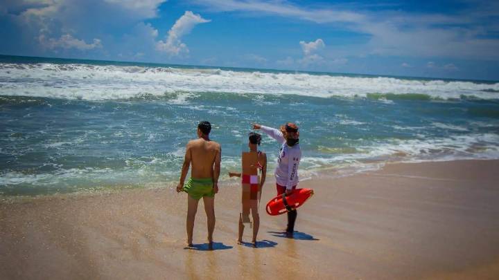 Rescatan a cuatro menores de edad en dos operativos distintos en playas de Mazatlán