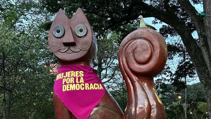 Ni el Gato del Río quedó por fuera; monumentos de Colombia amanecieron vestidos con pañoletas vinotinto. Esta es la razón