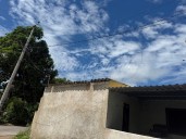 Vecinos de Tixkokob denuncian cables caídos con corriente; siguen sin atención de la CFE