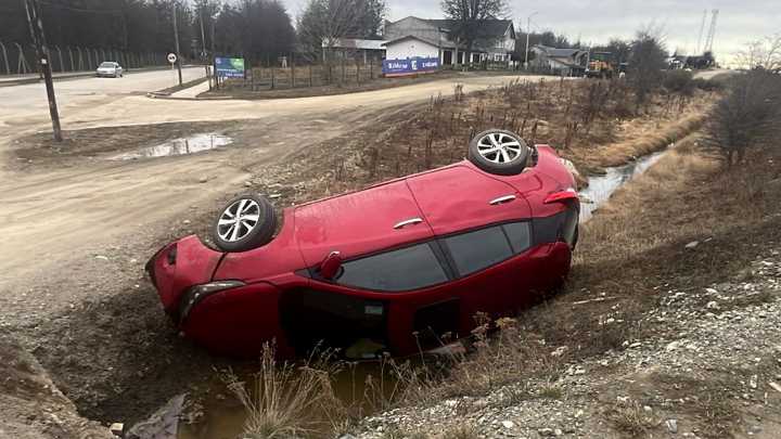 Un vehículo volcó en un sector de Tolhuin