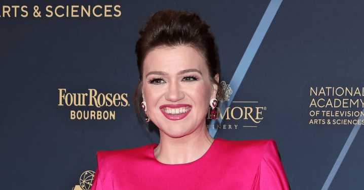 Kelly Clarkson Makes 'Emotional' Return to Talk Show After Ex's Death