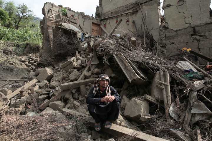 Van más de 2 mil 200 muertos por el terremoto en Afganistán