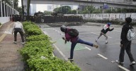 Líder de Indonesia promete revocar privilegios de legisladores tras protestas