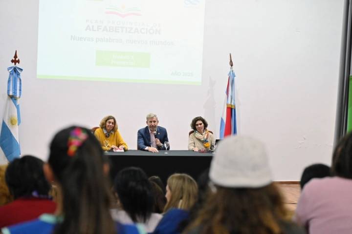 Frigerio participó de la última capacitación presencial del Plan Provincial de Alfabetización