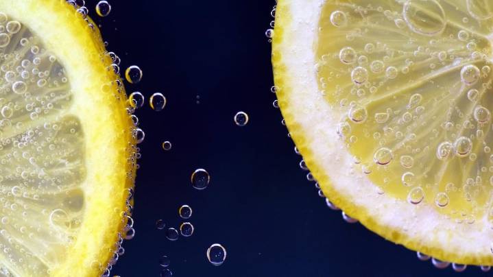 Si tenés cáscaras de limón, no las tires: cómo usarlas en tu cocina y para qué sirven