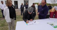 Firman convenio para sumar hectáreas bajo riego en Valle Azul