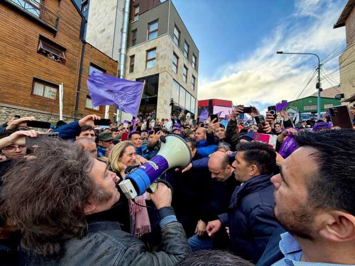 Milei se gastó 300 mil dólares en tres aviones para ir a Ushuaia y tuvo que suspender la caminata por falta de gente
