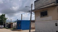 Denuncian vecinos de colonia Anáhuac, en Mazatlán, potencial peligro por cables de alta tensión flojos