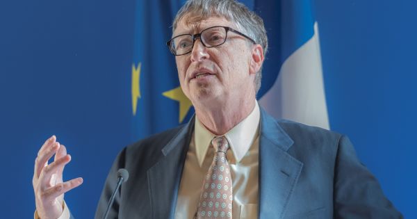 Adiós a los celulares: Bill Gates explicó por qué deben dejar de utilizarse y dice que este será su mejor sustituto